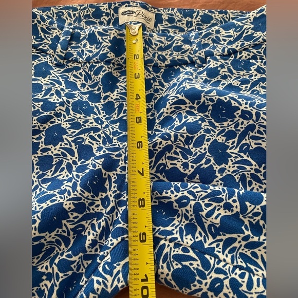 Old Navy The Pixie, Size 6, Blue and White Floral Capri Pants, Mid Rise Skinny - Picture 8 of 9